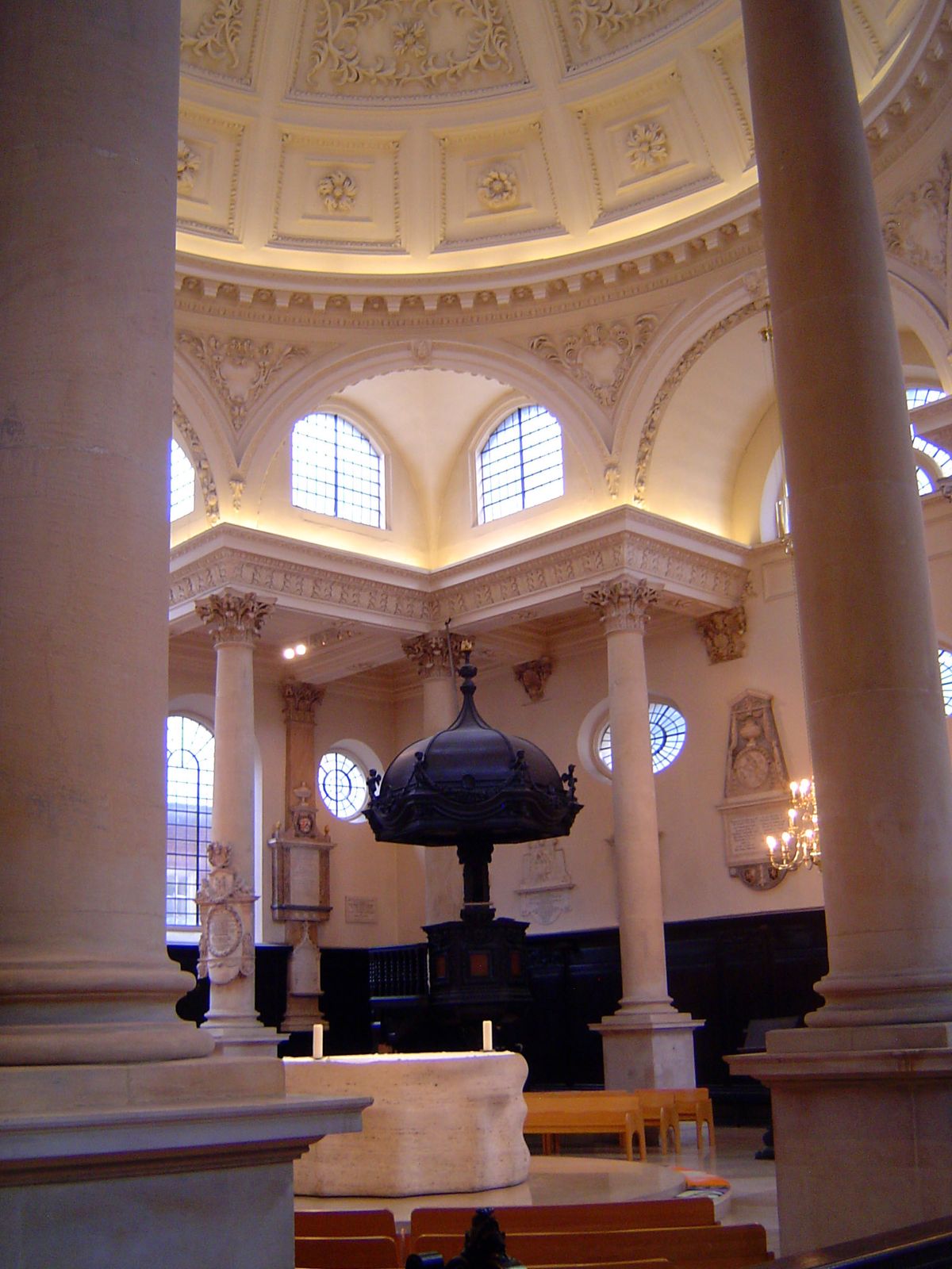 The layout has become especially confusing because the table-like traverine altar blocks the axis of the nave; behind it is the dark pulpit.