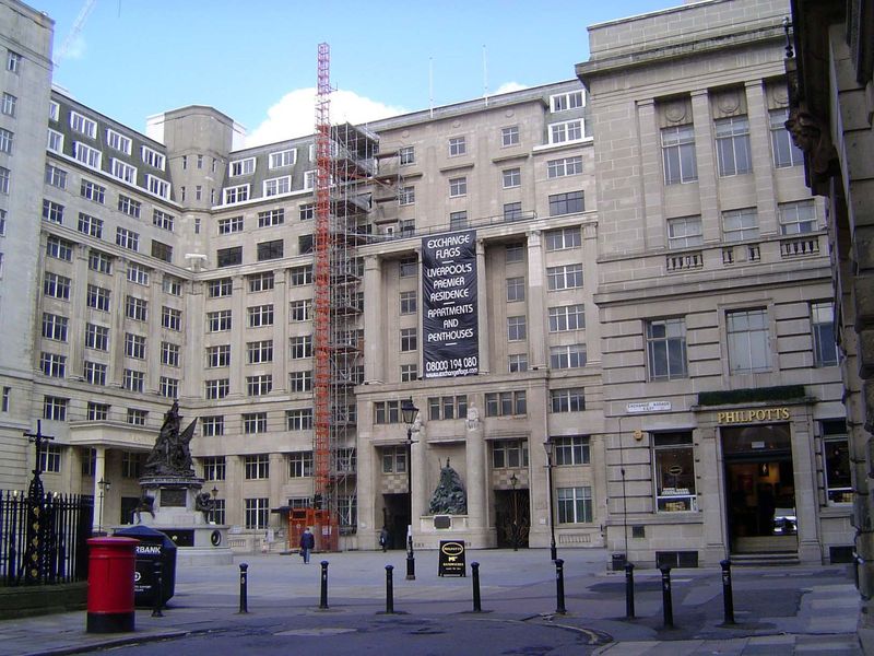 Behind the town hall is the Cotton Exchange, completed in 1955 and replacing earlier structures from 1803 and 1860. Hughes dismisses it as "
