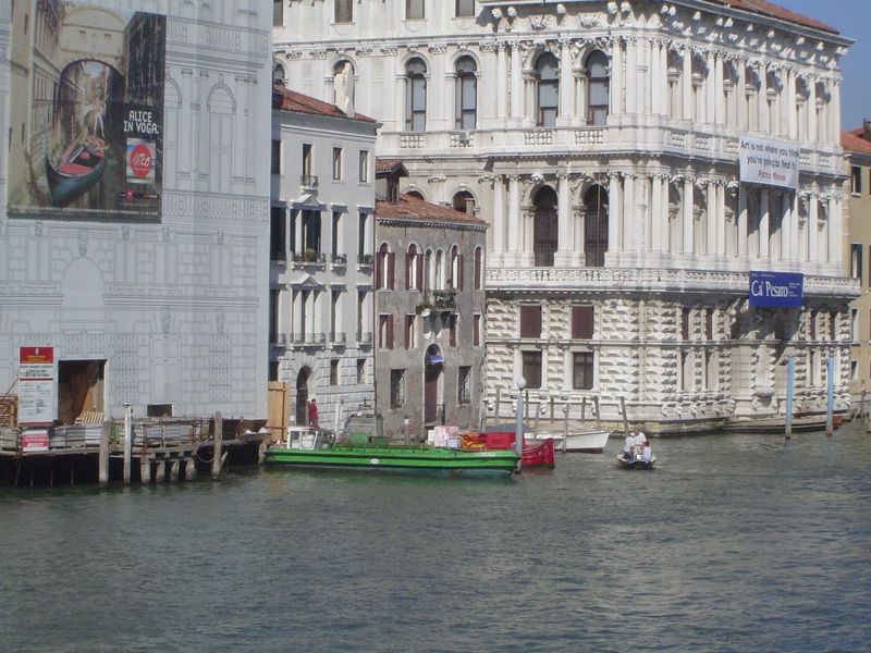 We're looking north from the arcade to the opposing Ca' Pesaro, which is Venice's museum of modern art. Leonardo Pesaro was a procurator of 