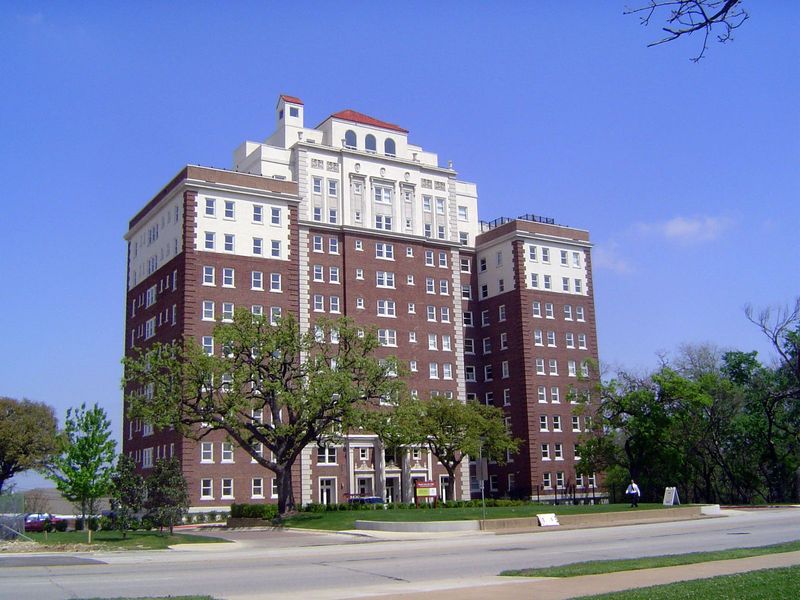 Bigger buildings appeared, too. Lake Cliff Tower, with views east across the Trinity, was built in 1932 as a hotel-apartment complex. It dec
