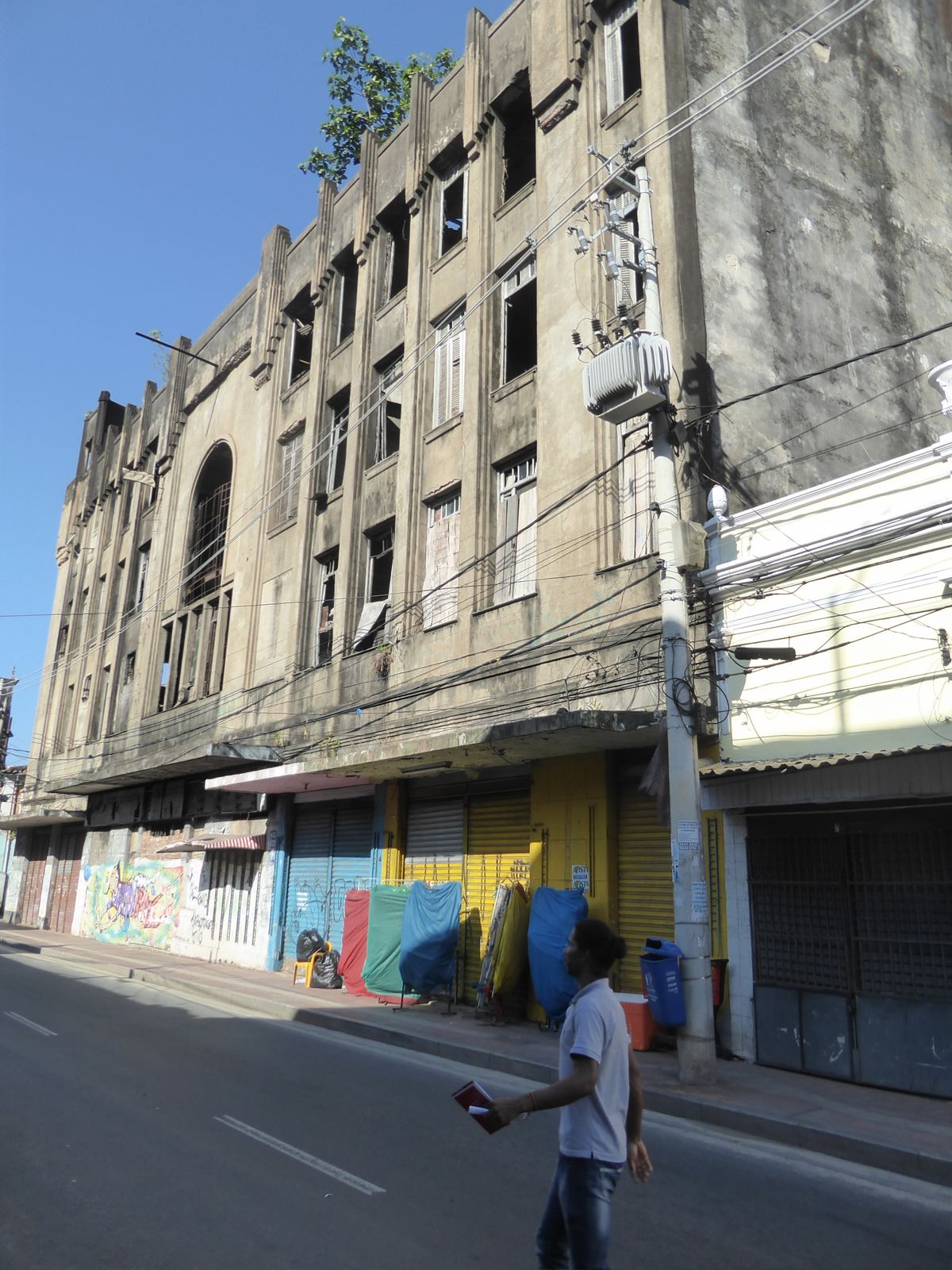 This is the Cinema Jandaia, founded in 1910, rebuilt in 1931 with seating for 2200, and closed in 1993.