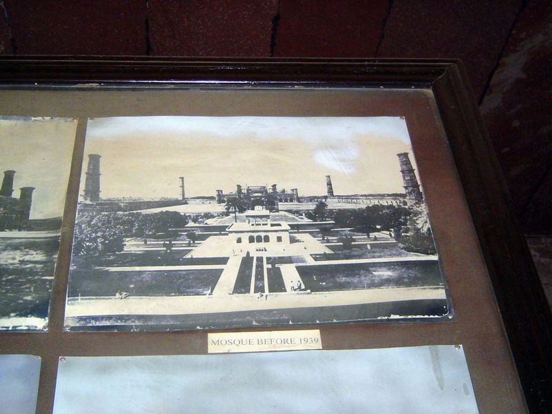 A historic photo of the baradari and mosque behind it. The tops of the minarets had been removed after they were damaged by an earthquake in