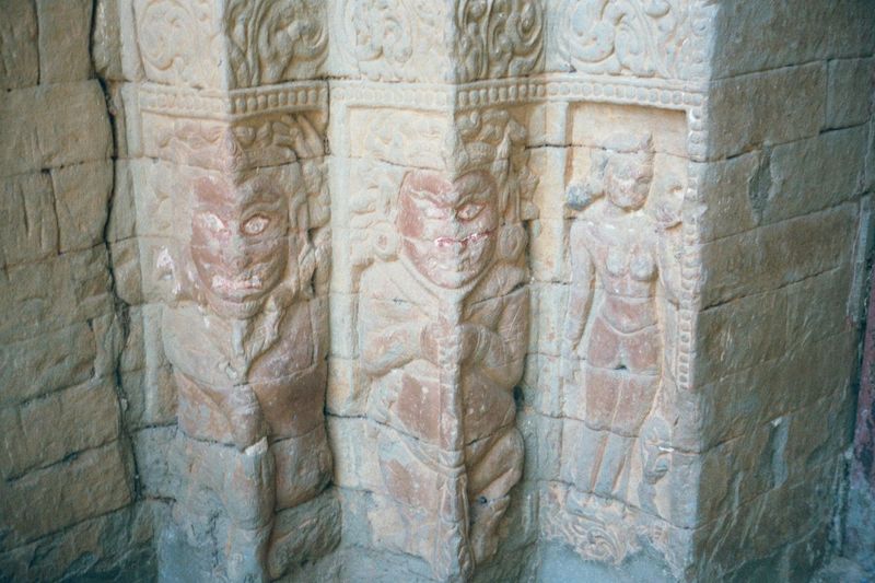 At the entrance, the door jambs are in an Indian style and are made of stone cut into bricks. Stone, which had to be imported, was used only