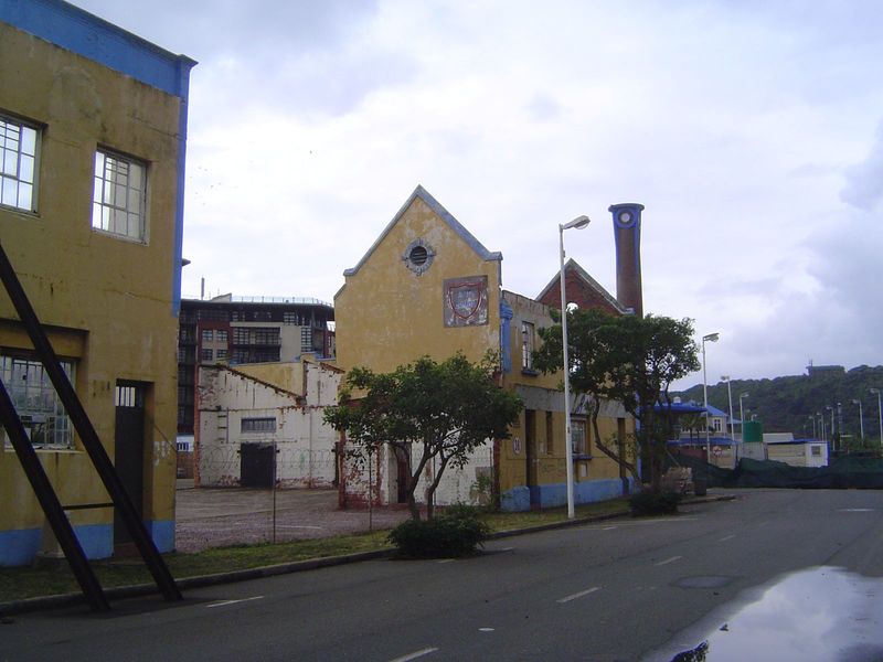 The southern extension of the Golden Mile is the Point, which amounts to an arm closing off the northern side of the harbour. The south side