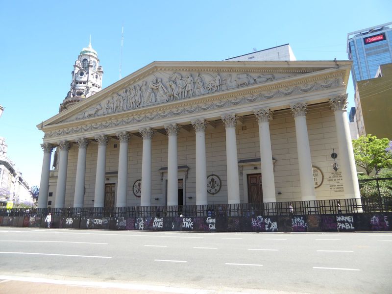 Look like a church to you? Me neither, but facing the old town hall this is the Metropolitan Cathedral, with a facade from the early 19th ce