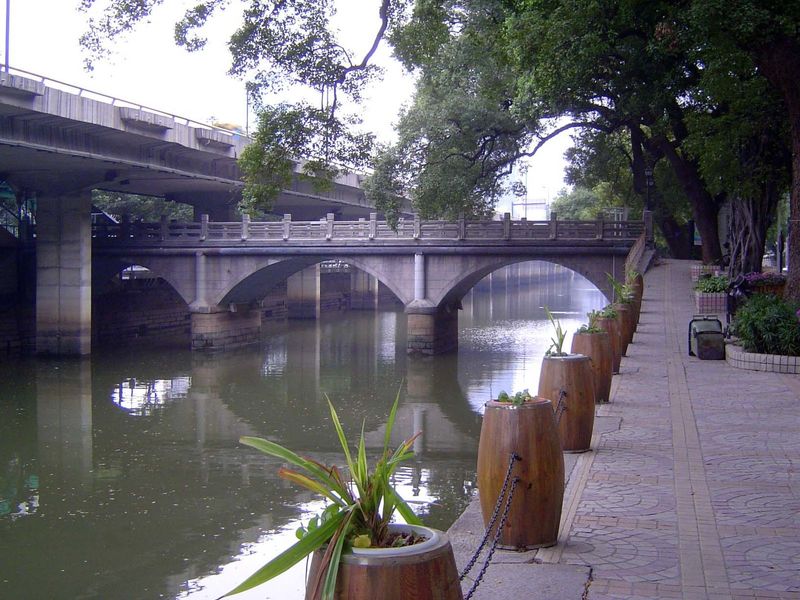 Here's the British Bridge, built in 1861. Four decades later, the Reverend John Macgowan came by. He wrote of Shamian, "A narrow creek separ