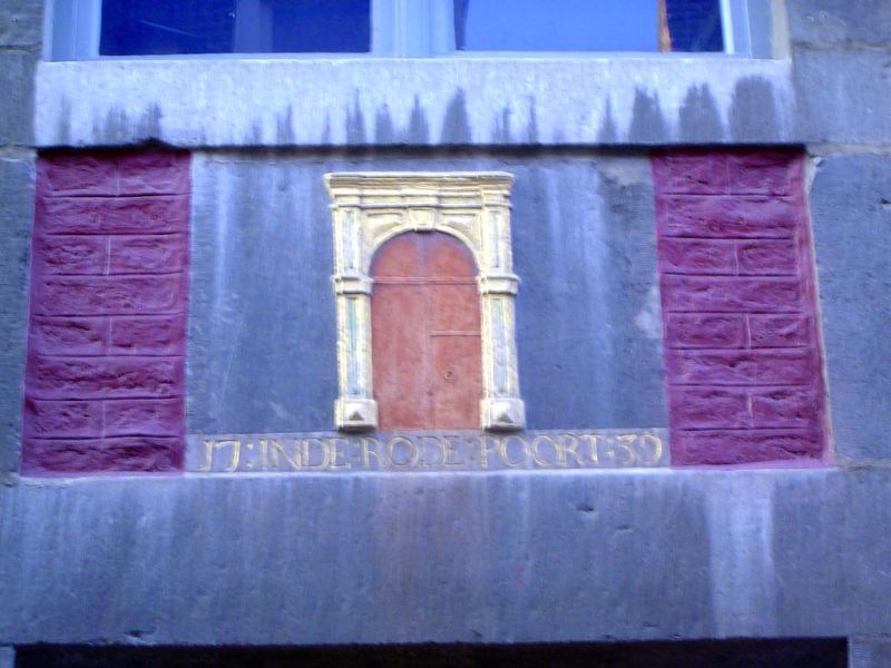 Many of the buildings here carry gable stones. Here: In de rode poort 1739.