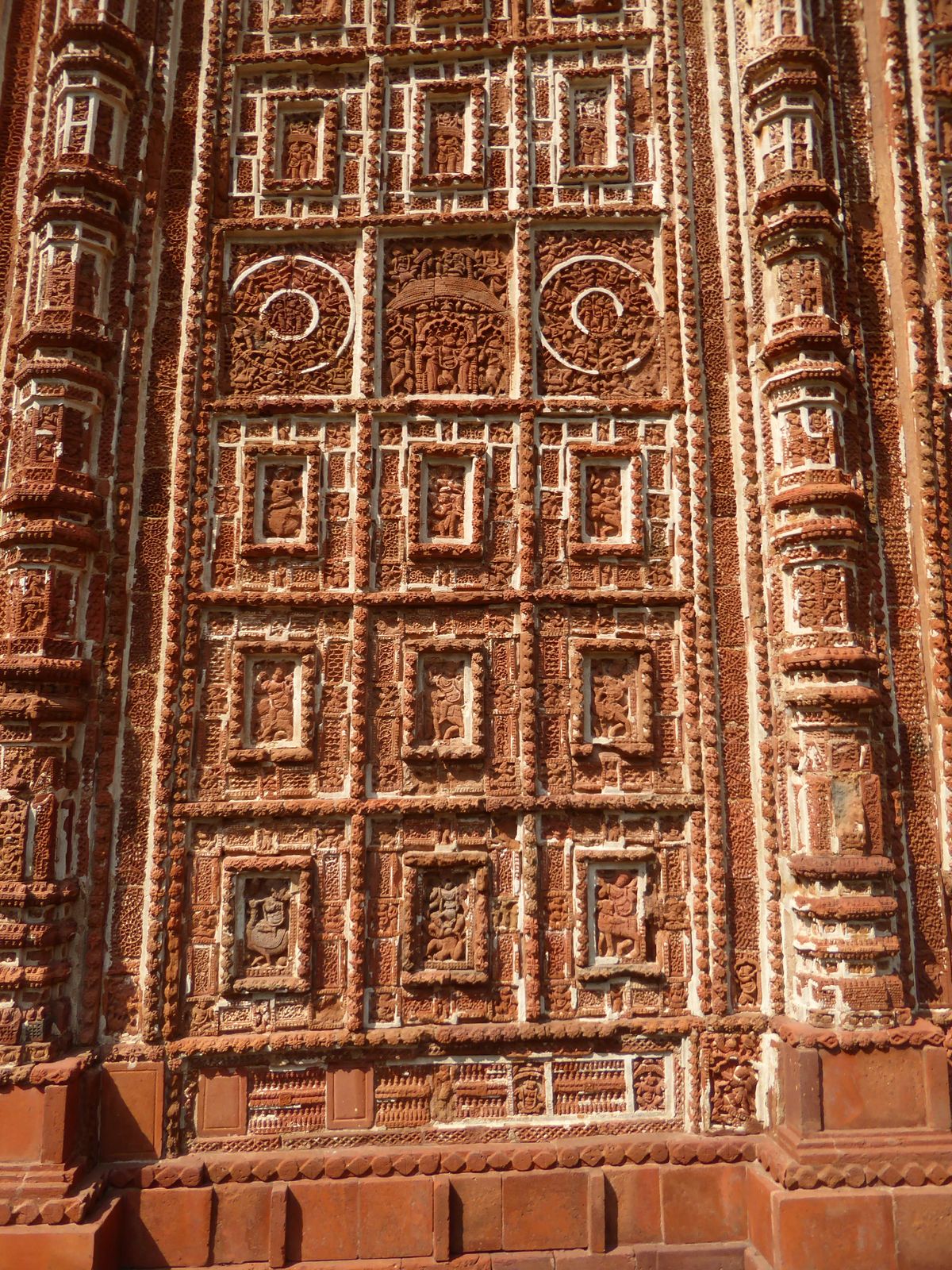 This panel is particularly interesting because of the central terra-cotta piece, the one unspoiled by mortar.