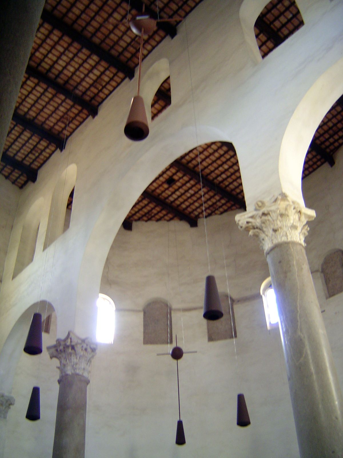 The central rotunda, with a diameter of a bit over 22 meters, is interrupted by a transverse arcade added in the Middle Ages and intended to