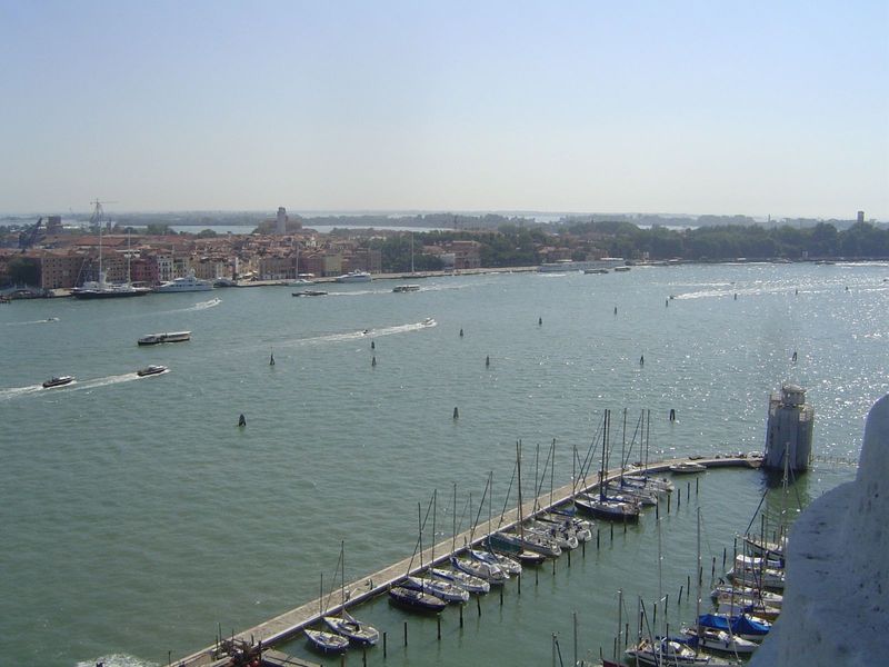 The Museo Navale is on the left, just at the mouth of the Rio dell Arsenale. The greenery to the right belongs to the Giardini Pubblici and 
