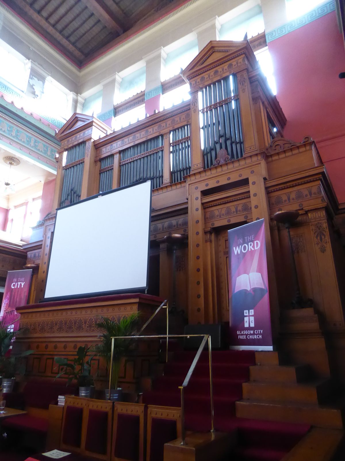 The organ was added in 1904 and fits the space much better than the wretched screen.