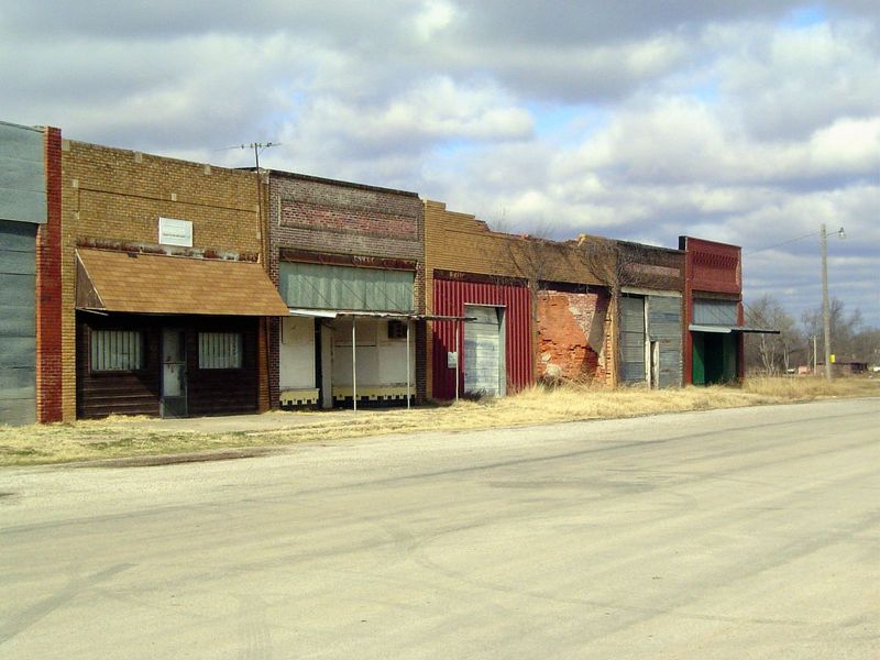The first town south of the bridge is Byars. Here's the main street.