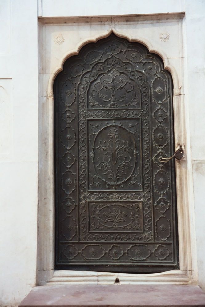 The door to the Moti Masjid, the "pearl mosque" built at the garden's edge by Aurangzeb in 1662 for private use. Behind the door is a pool i