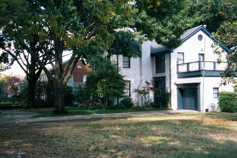 Other homes of the era: the one in the foreground is from 1930; the one behind, from 1937. Nice, but can you believe a one-car garage?