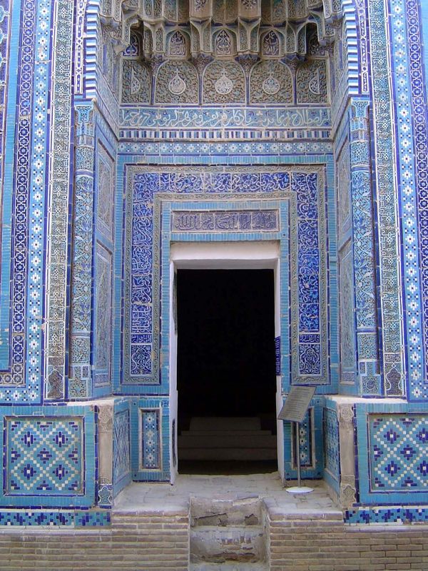 Shad-e Mulk Aqa. The door-frame inscription reads "This is the garden where rests a treasure of felicity: this is the tomb where a rare pear