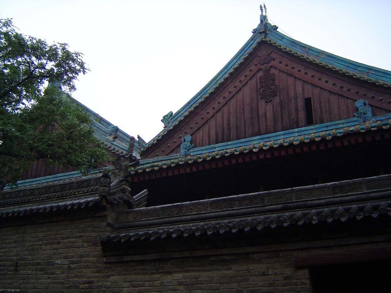 Eaves of the prayer hall, seen from the alley north of the mosque. To create a deep prayer hall, the two roofs overlap.