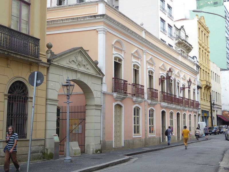 It's hard to find houses from the early days, but here's a description of the town from about 1890: "The streets are narrow, but have both c