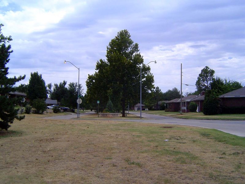Cross 30th Street and we're in the large block of homes developed by Steve Pennington in the late '40s between 30th and 36th Streets. The de
