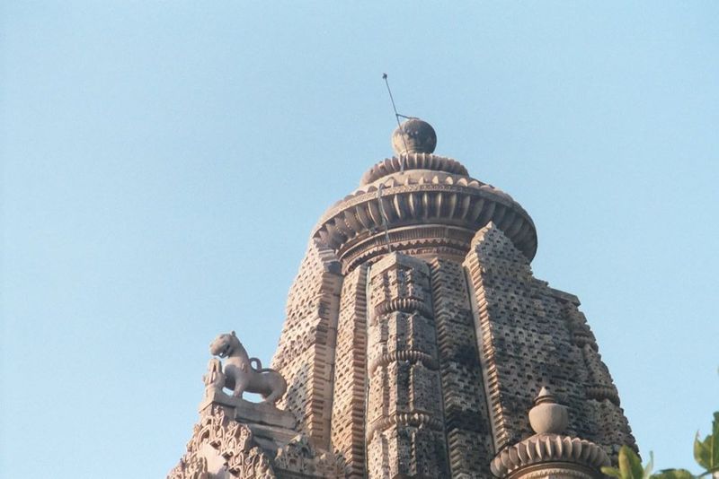 The large fluted disk laid horizontally near the summit represents amalaks, or Indian gooseberries, associated with Vishnu and regeneration.