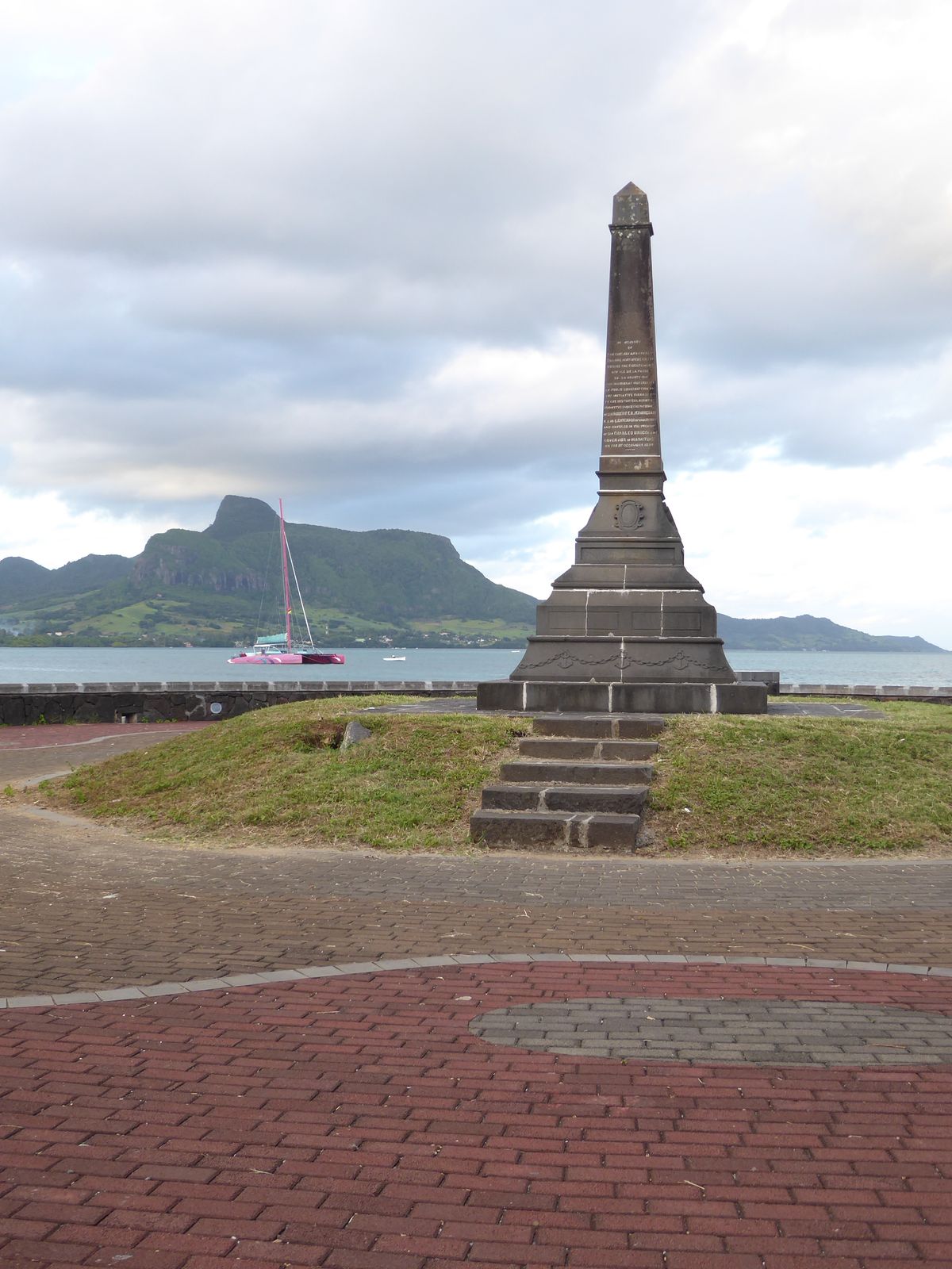 When the French lost the island to the British they lost it here, at the Battle of Île de la Passe, in 1810. An obelisk remembers the event.