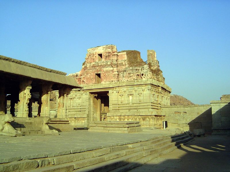 The Krishna Temple dates from 1514, when the king brought home an image of Kalakrishna he had captured from the Udayagiri Fort, atop a seemi