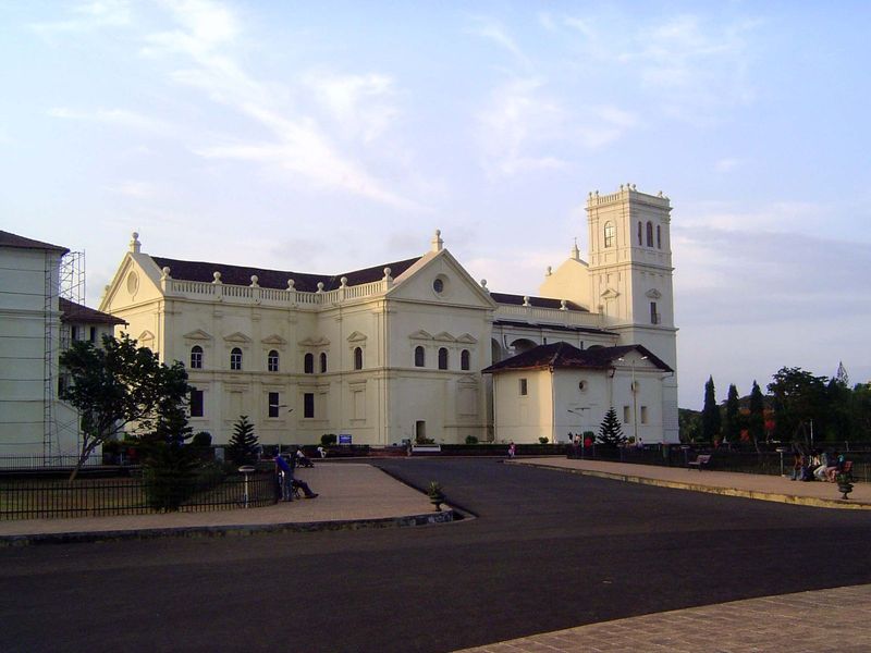 The most important surviving building in Old Goa is the Se or Cathedral, completed in 1652, when Portuguese power was already in decline. It