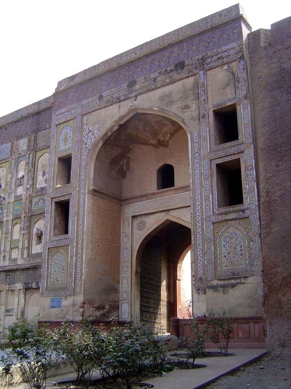We're on the way out now. In fact, we've just passed through the Elephant Gate and turned around to notice that the fort's wall on this side