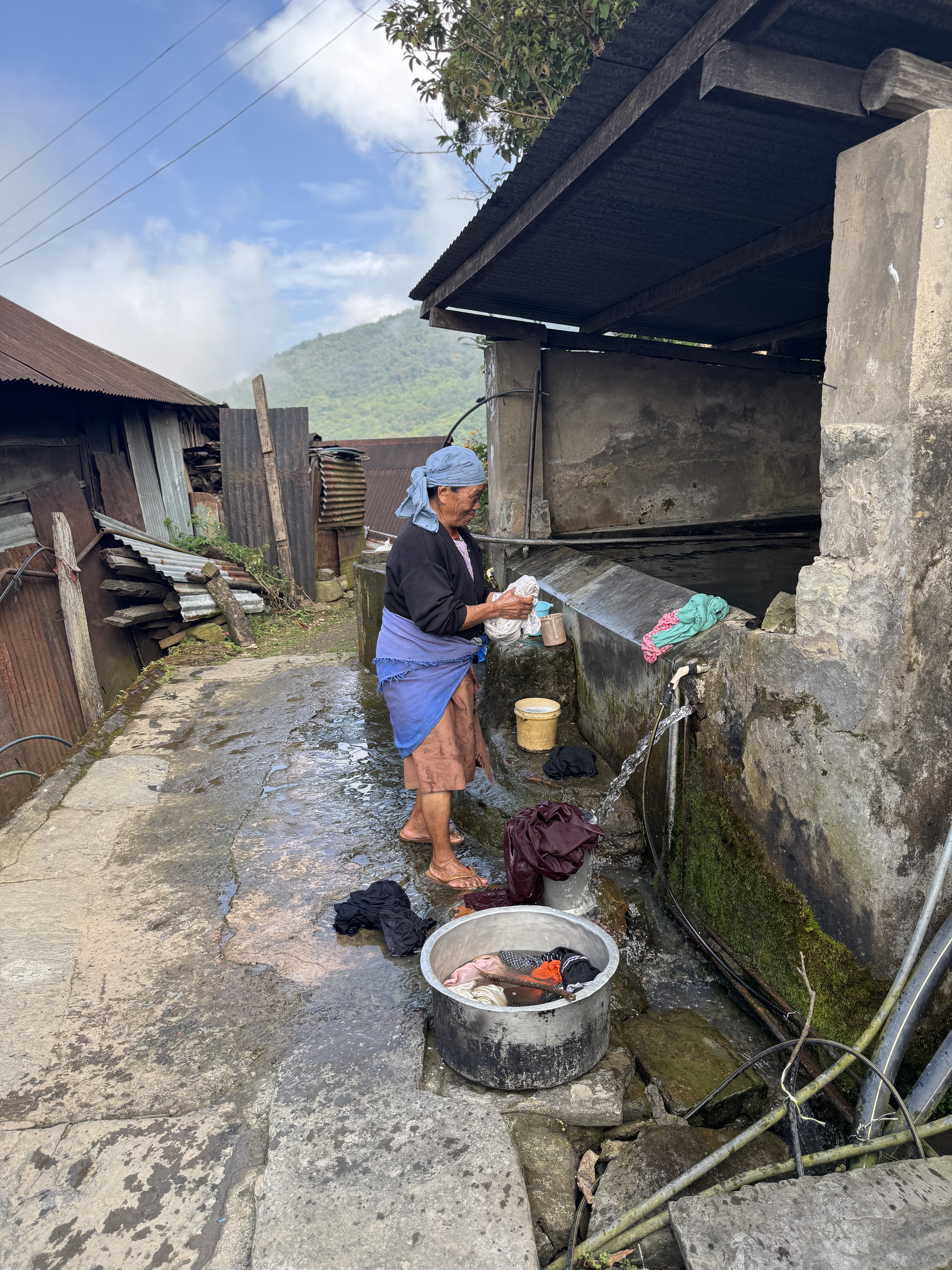No washing machine, but piped water and aluminum pots.