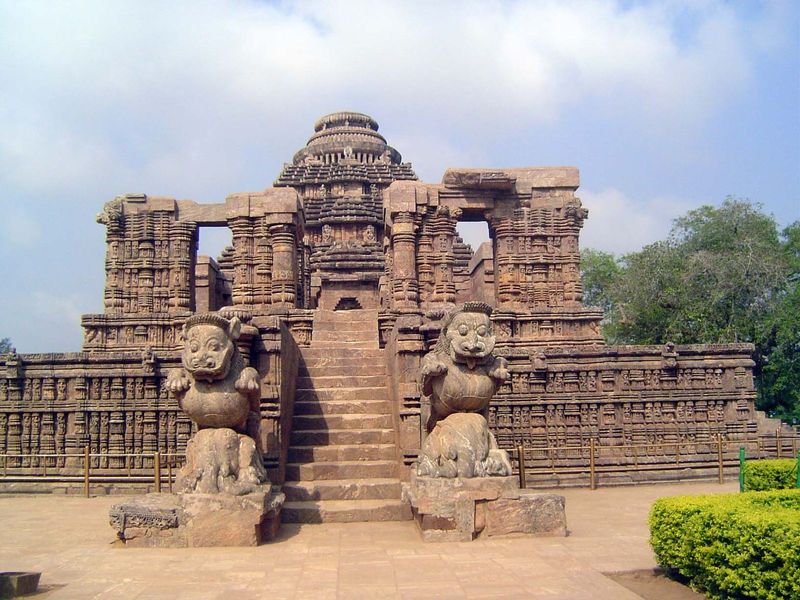 This is the straight-on approach. The surviving porch of the temple is the triangular mass behind this bhoga-mandapa or Hall of Offering.