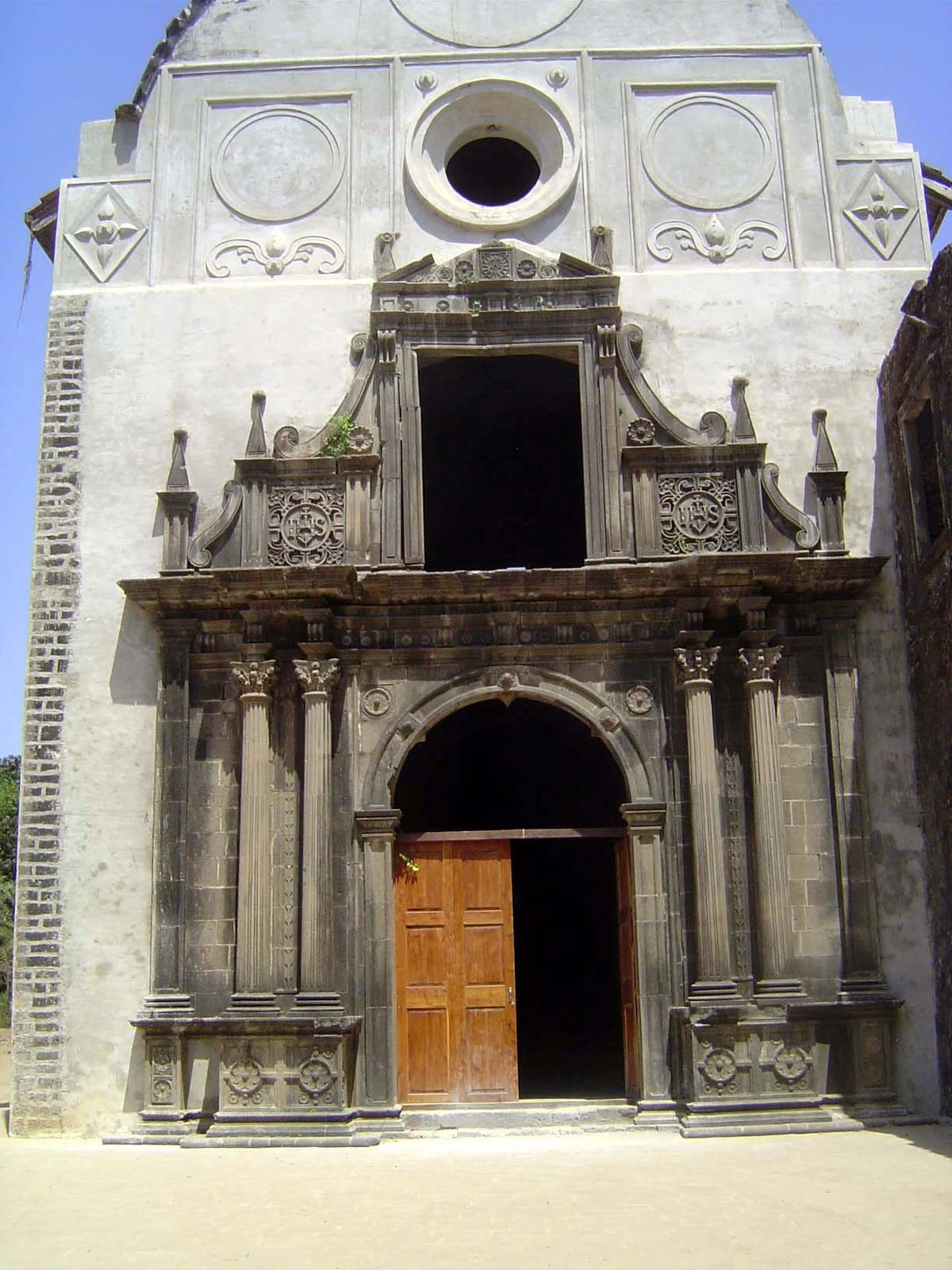 A tomb insides remembers "Dona Filipa da Fonseca, noble widow and famous benefactress of this church, to which she gave during her lifetime 