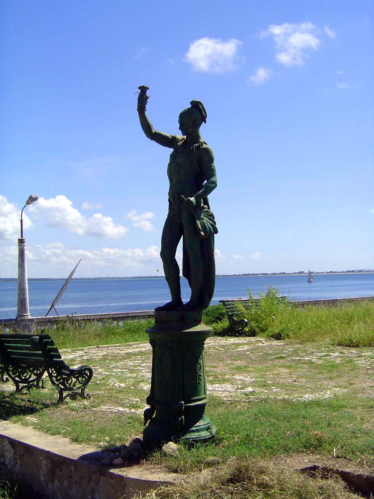 Speaking of which, the waterfront park here is rundown but still has some old electric lamp posts. Since the subjects are the exotic peoples