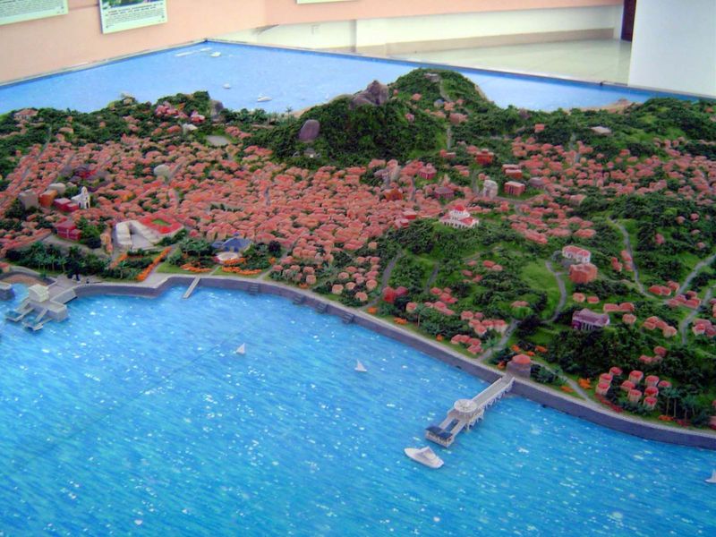 Around that Chinese core, which is close to the dock at the left, about a thousand villas survive. This model, in the local museum, gives a 