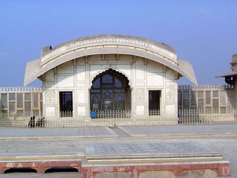We'll shortly see the Naulakha from down below, where Lahoris could see Shah Jahan.