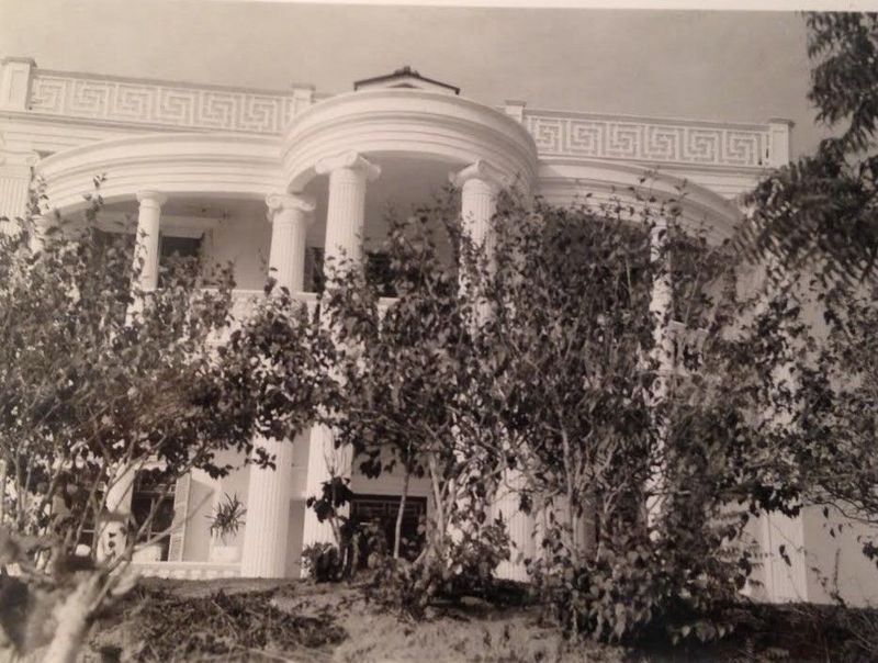 Here it is in better days, as shown in a photo sent by a correspondent. Photo copyright by Betty A. Saini.