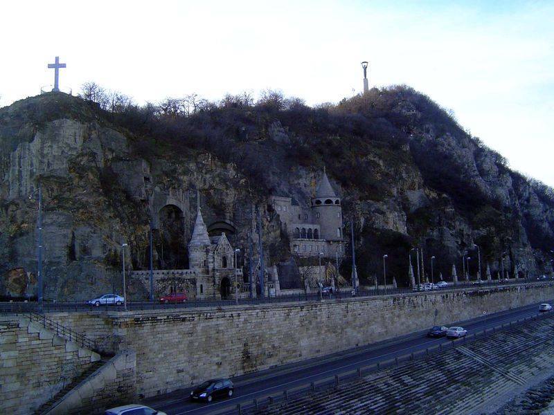 Farther downstream, caves in the hill were occupied until 1900. A church was created in the caves in the 1920s, was destroyed in 1951, and r
