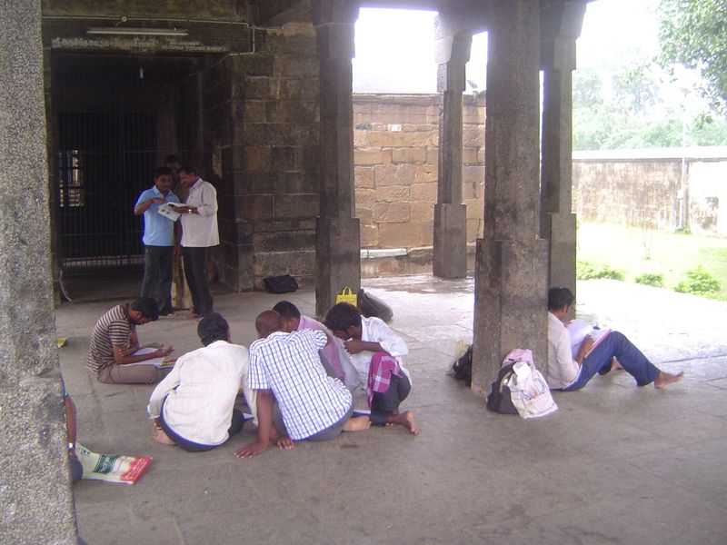 Behind that brass pole there is the late porch and hall, built by the rulers of Vijayanagar, who had conquered the formerly Pallavan territo