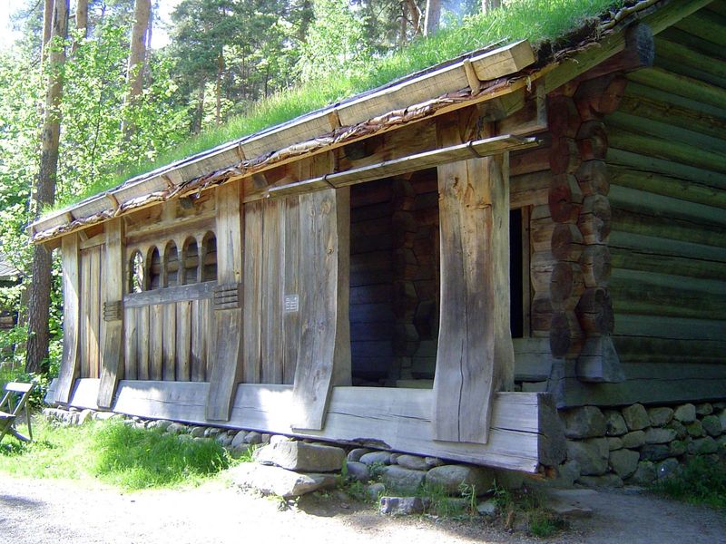 They don't build like that anymore. Yes, but this house, a replica, was built in 1993 as a test. Call it a snakebite joint.