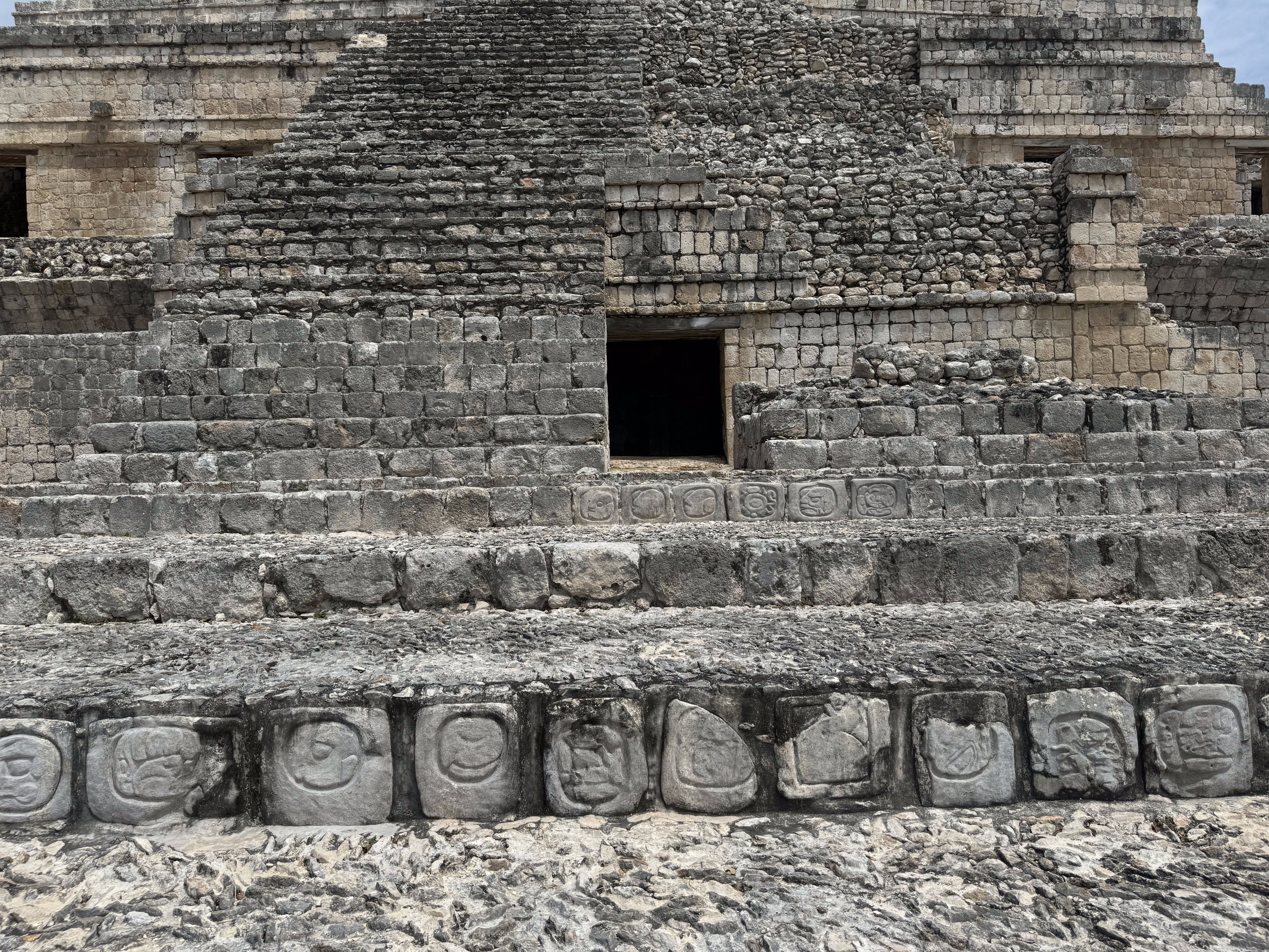 Glyphs at the foot of the main staircase indicate the year 652.