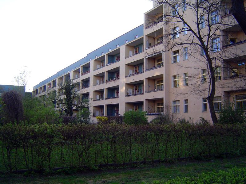 Another view of one of the courtyards, and a glimpse of the hedging that forms the only fence with the street.