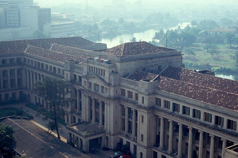 The same building, from another perspective. Behind it, the two arms of Beira Lake, which frame the peninsula called Slave Island.