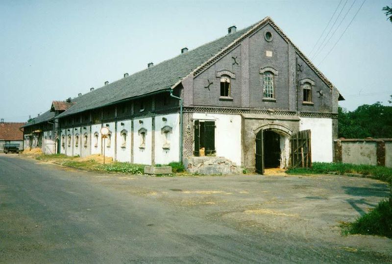 An extraordinary barn at Orlovo; once a stable, by 1995 it was primarily a granary.