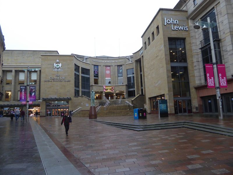 Here it is, the Glasgow Royal Concert Hall, sharing an intimate relationship with the Buchanan Galleries shopping mall and, farther east, th