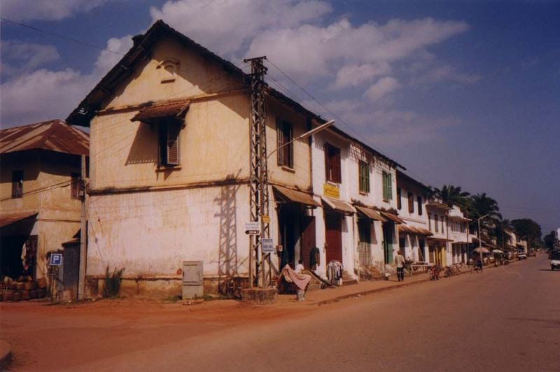 The Nam Khan parallels the Mekong before joining it, thus creating a peninsula occupied by a third of Louang Prabang. This is the circumscri