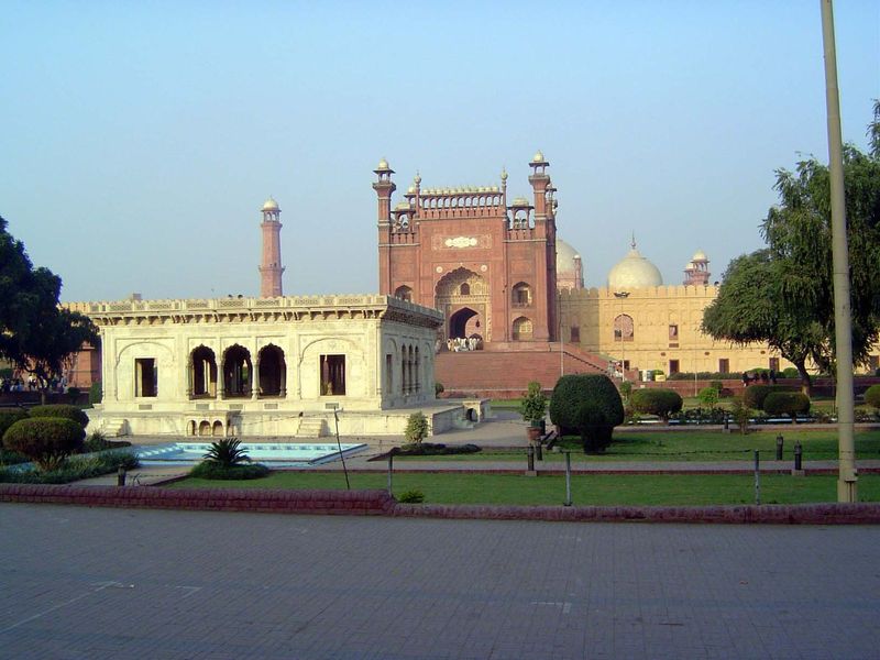 Standing before the mosque is the Hazuri Bagh, or Hazuri Garden, with Ranjit Singh's white baradari, or pavilion, from 1818. Until an earthq