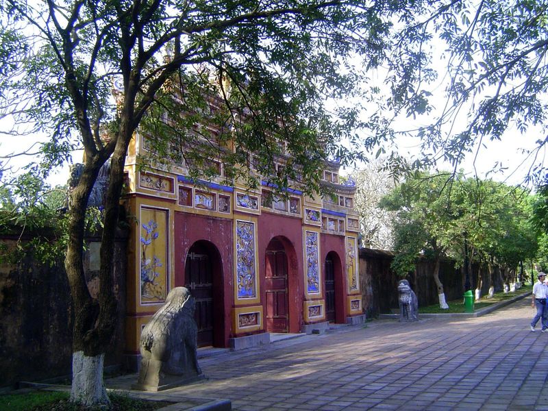 The western third of the Imperial City is devoted to temples and subsidiary palaces. Here, the entrance to the To Mieu Temple, where the Ngu
