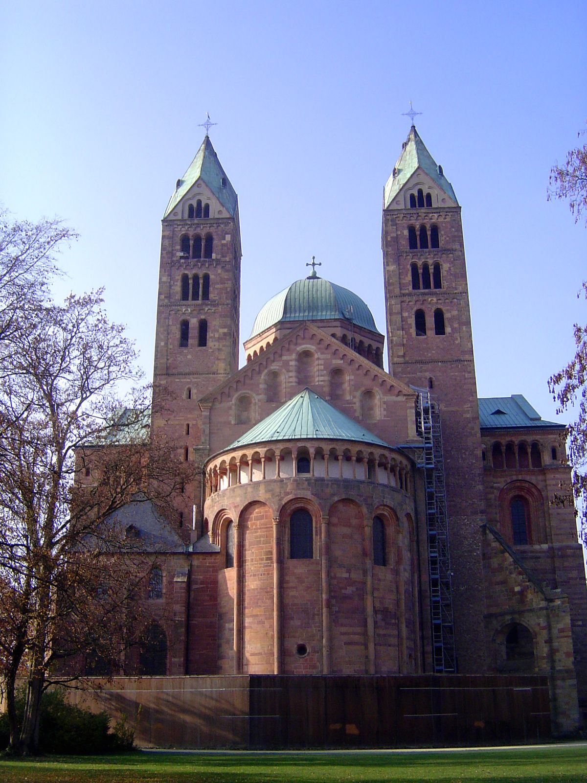 The gallery continues around the apse as well.