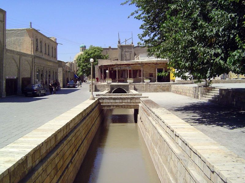 We're starting near the Lyab-i-Hauz, which is off to the right here. In front of us it the Shah Rud, or Royal Canal. It once brought water f
