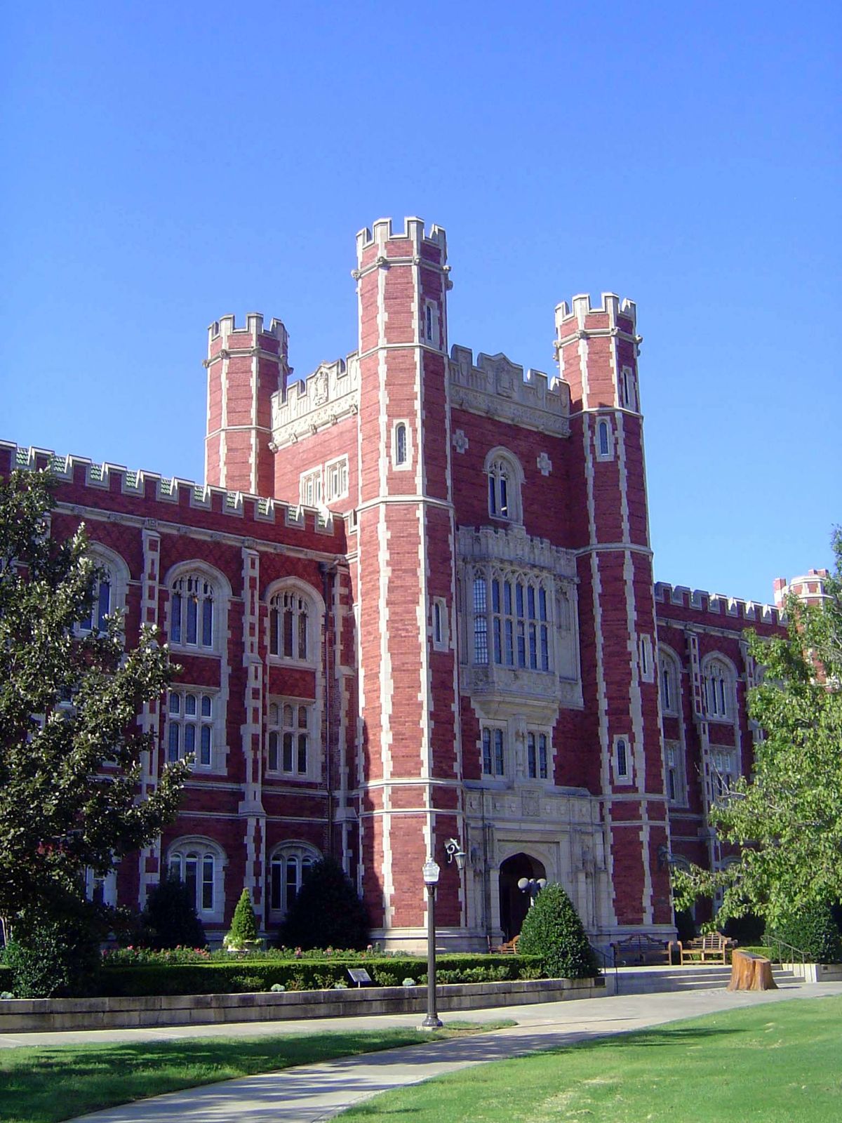 The architects were Shepley, Rutan, and Cooledge, a firm that had a hand in many other campuses, including Stanford, SMU, and Nebraska. In t