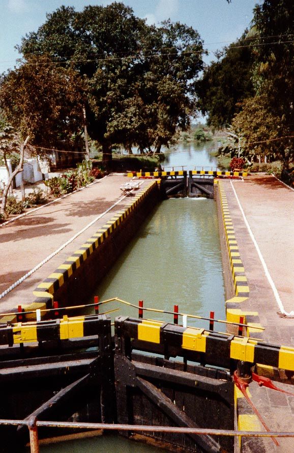 Unlike similar locks in England, which have been given over to holiday craft, these locks are still very much in use by freight boats.