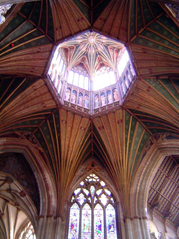 The lantern was begun after the collapse of the original central tower in 1322 and was designed by one Master William Hurle. It rests on pos